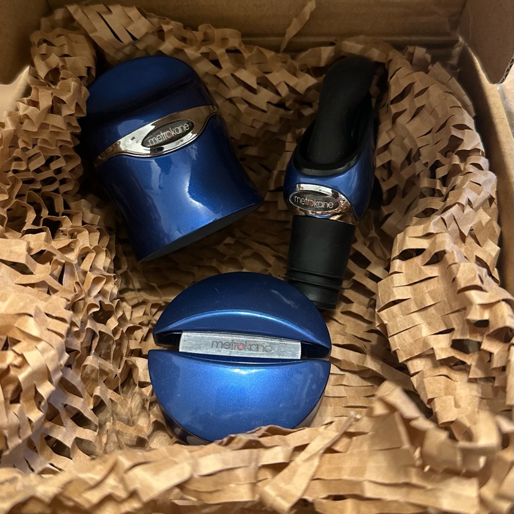 METROKANE Wine SET Pourer With Stopper, Wine/Champagne Sealer, Foil Cutter, Blue